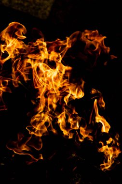 alevler siyah arkaplanda