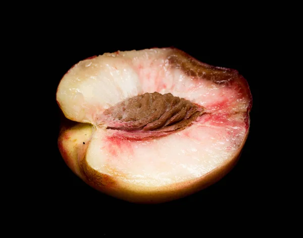 在黑色背景上隔离的桃子 — 图库照片