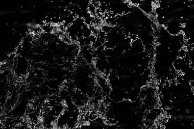 bir karanlık bokeh arka plan üstünde su damlaları