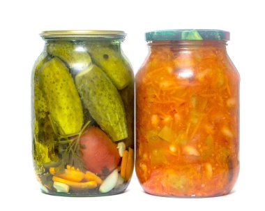 turşusu hıyar salatası beyaz zemin üzerine kavanoz