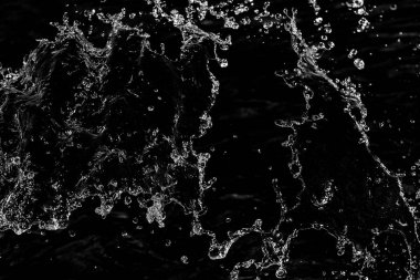 bir karanlık bokeh arka plan üstünde su damlaları