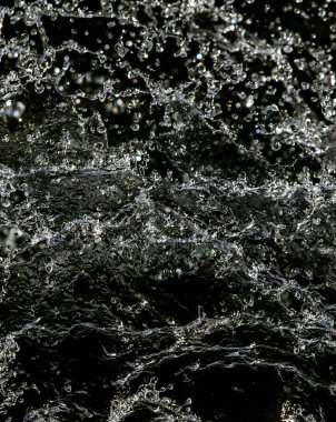 İçinde karanlık bir uçuş, ufuk bokeh su damlaları ile su sıçrama.