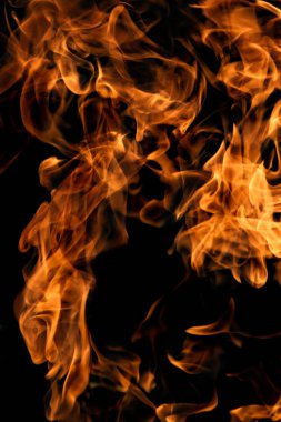 alevler siyah arkaplanda