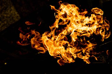 alevler siyah arkaplanda