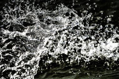 bir karanlık bokeh arka plan üstünde su damlaları