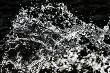 bir karanlık bokeh arka plan üstünde su damlaları