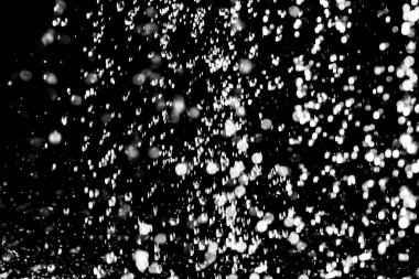 İçinde karanlık bir uçuş, ufuk bokeh su damlaları ile su sıçrama.