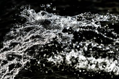 bir karanlık bokeh arka plan üstünde su damlaları