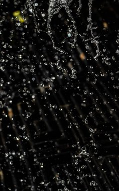 İçinde karanlık bir uçuş, ufuk bokeh su damlaları ile su sıçrama.