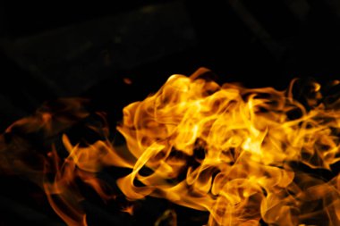 alevler siyah arkaplanda