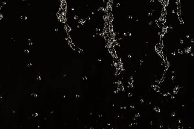 İçinde karanlık bir uçuş, ufuk bokeh su damlaları ile su sıçrama.