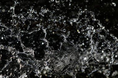 bir karanlık bokeh arka plan üstünde su damlaları