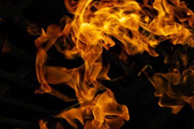 alevler siyah arkaplanda