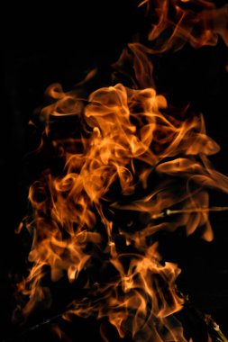 alevler siyah arkaplanda