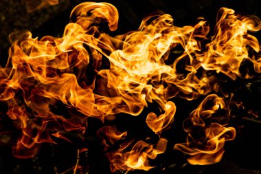 alevler siyah arkaplanda