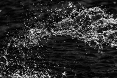 bir karanlık bokeh arka plan üstünde su damlaları