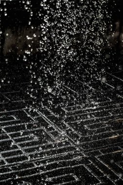 İçinde karanlık bir uçuş, ufuk bokeh su damlaları ile su sıçrama.