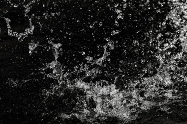 bir karanlık bokeh arka plan üstünde su damlaları