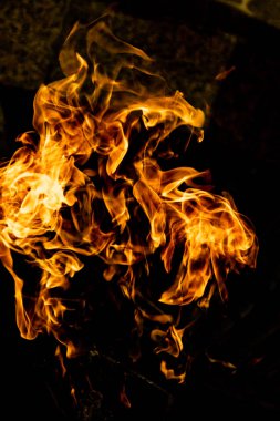 alevler siyah arkaplanda