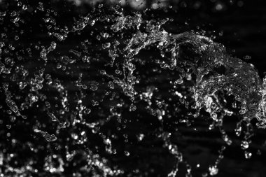 bir karanlık bokeh arka plan üstünde su damlaları