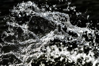 bir karanlık bokeh arka plan üstünde su damlaları