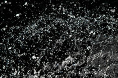 bir karanlık bokeh arka plan üstünde su damlaları