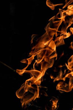 alevler siyah arkaplanda