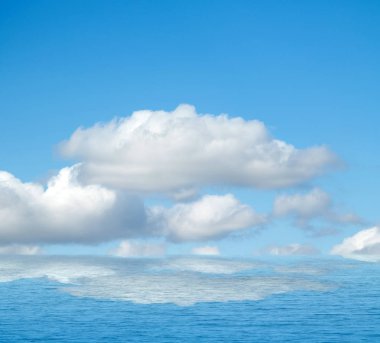 Suya yansıyan deniz bulutlar