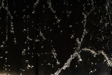 İçinde karanlık bir uçuş, ufuk bokeh su damlaları ile su sıçrama.