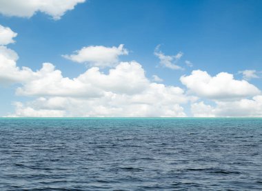 Bulutlu ve denizli mavi gökyüzü