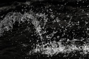 bir karanlık bokeh arka plan üstünde su damlaları