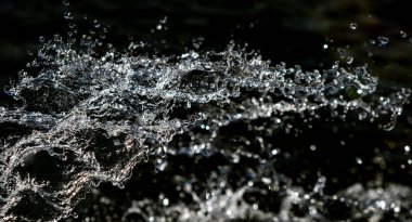 bir karanlık bokeh arka plan üstünde su damlaları