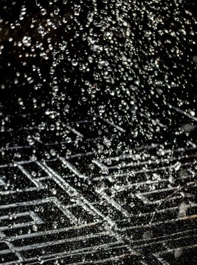 İçinde karanlık bir uçuş, ufuk bokeh su damlaları ile su sıçrama.