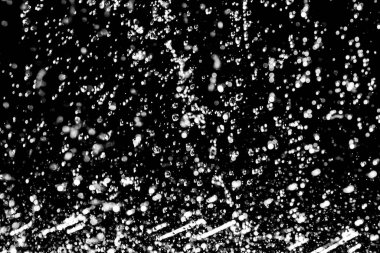 İçinde karanlık bir uçuş, ufuk bokeh su damlaları ile su sıçrama.