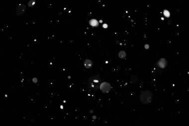 Kar fırtınası doku. Siyah arka plan, ışıkları bokeh vurdu kar taneleri havada uçan