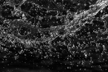 bir karanlık bokeh arka plan üstünde su damlaları