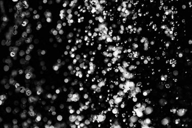 İçinde karanlık bir uçuş, ufuk bokeh su damlaları ile su sıçrama.