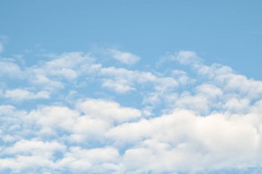 Beyaz bulutlu mavi gökyüzü