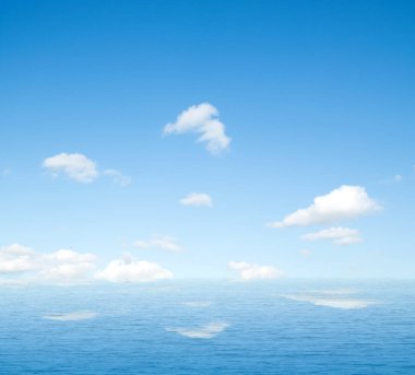 Suya yansıyan deniz bulutlar