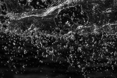 bir karanlık bokeh arka plan üstünde su damlaları