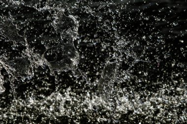 bir karanlık bokeh arka plan üstünde su damlaları