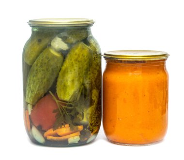 turşusu hıyar salatası beyaz zemin üzerine kavanoz