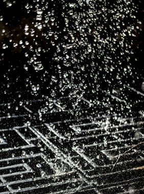 İçinde karanlık bir uçuş, ufuk bokeh su damlaları ile su sıçrama.