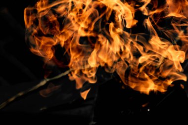 alevler siyah arkaplanda