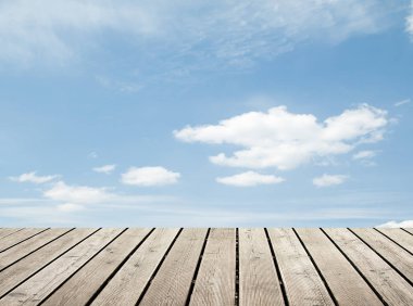 bulutlu gökyüzü karşı ahşap zemin