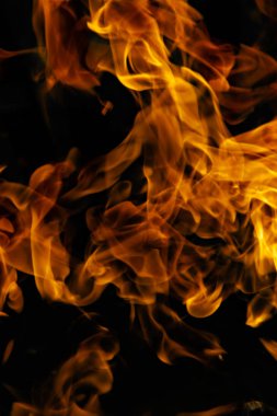 alevler siyah arkaplanda