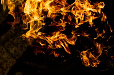 alevler siyah arkaplanda