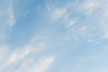 mavi gökyüzü ve beyaz bulutlar gün