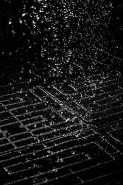 İçinde karanlık bir uçuş, ufuk bokeh su damlaları ile su sıçrama.