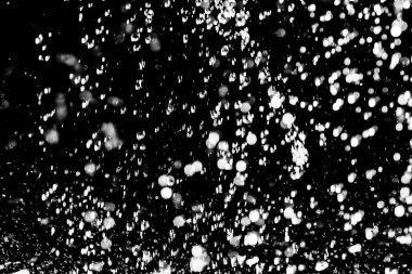 İçinde karanlık bir uçuş, ufuk bokeh su damlaları ile su sıçrama.